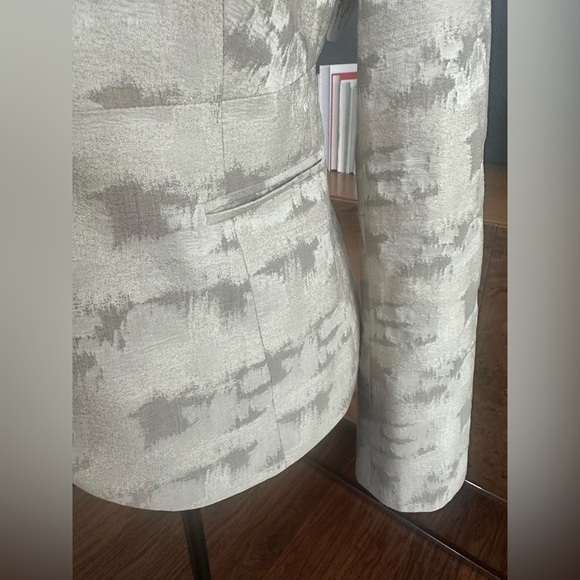 Armani Collezioni Cream and Gray Classic Blazer Size 6 - Picture 9 of 11